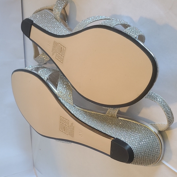 Touch Ups Women's Lena Wedge Sandal, Silver, 8 W - Picture 7 of 12